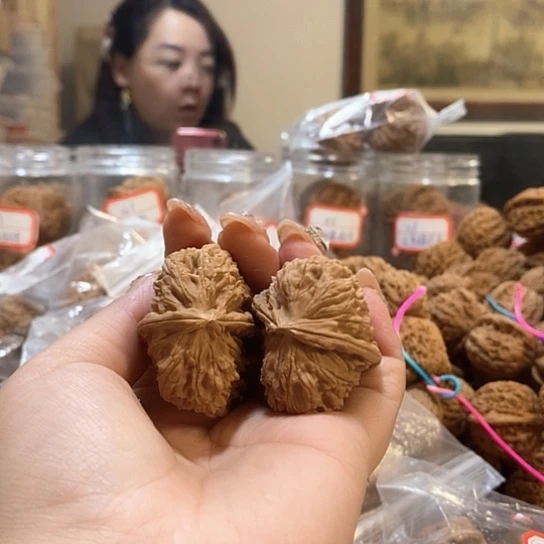 文玩核桃吊坠向*进白狮子半壁有黄