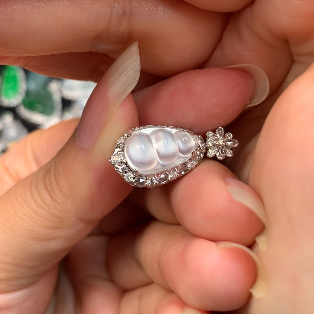 颈饰18K金镶嵌翡翠玻璃豆子