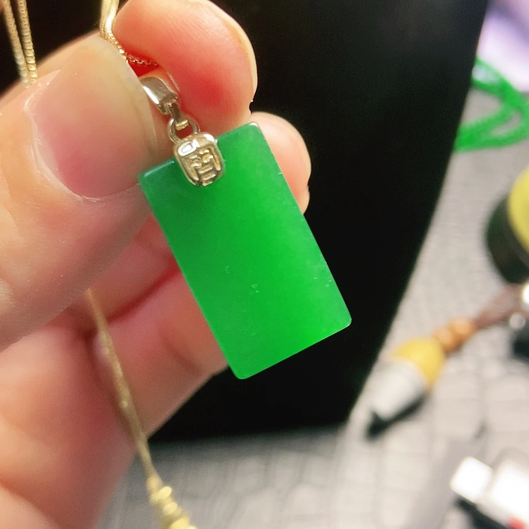 颈饰18K金镶嵌翡翠