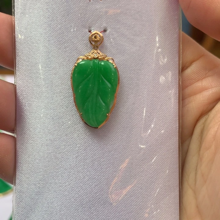 翡翠颈饰18K金镶嵌翡翠吊坠