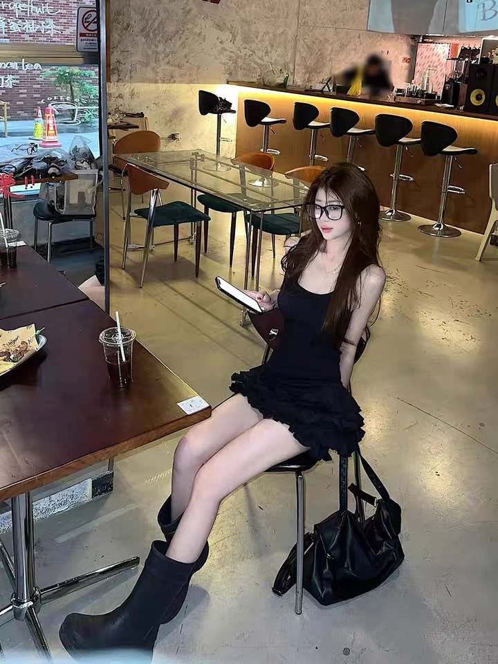 010夏季新款法式气质时尚高级感修身收腰方领背心短款连衣裙