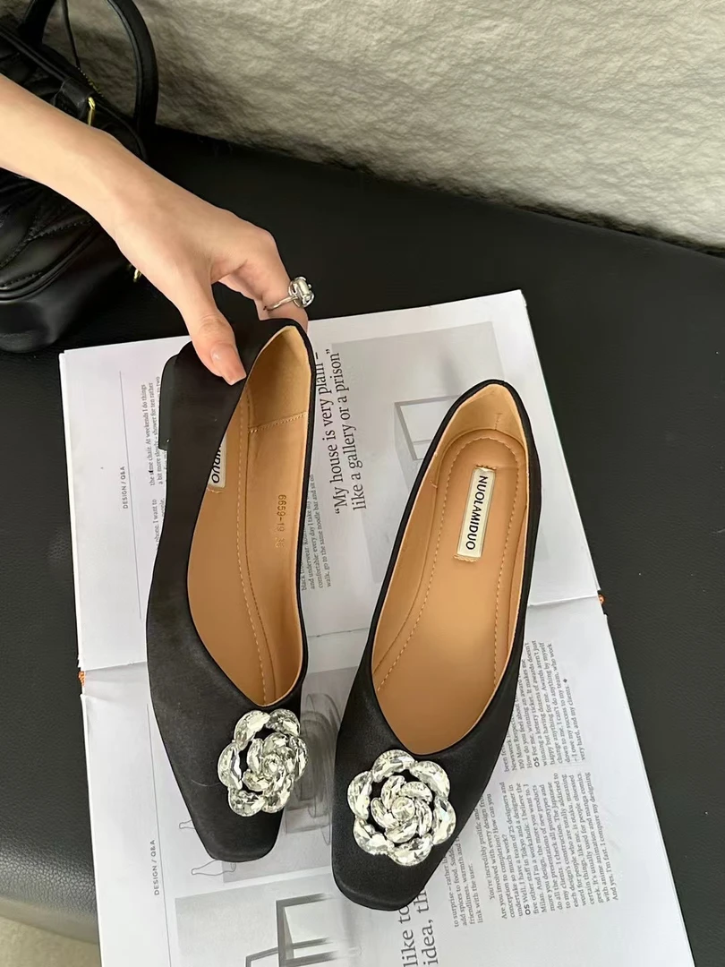 小米脚上的鞋鞋，