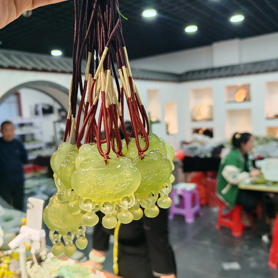 天然岫玉精美辽阳绿牡丹花鬼工怀