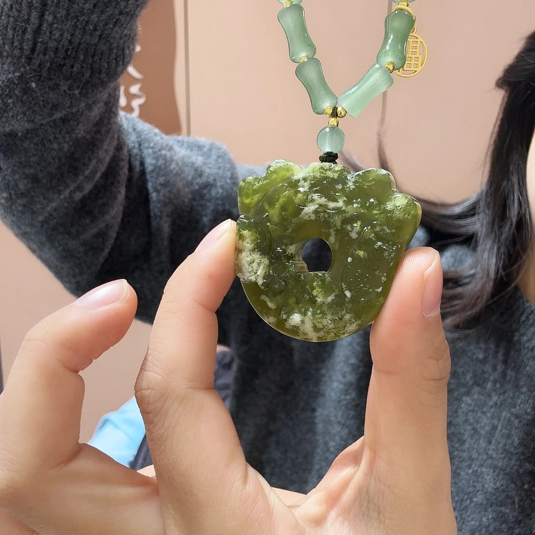蛇纹石玉未镶嵌颈饰