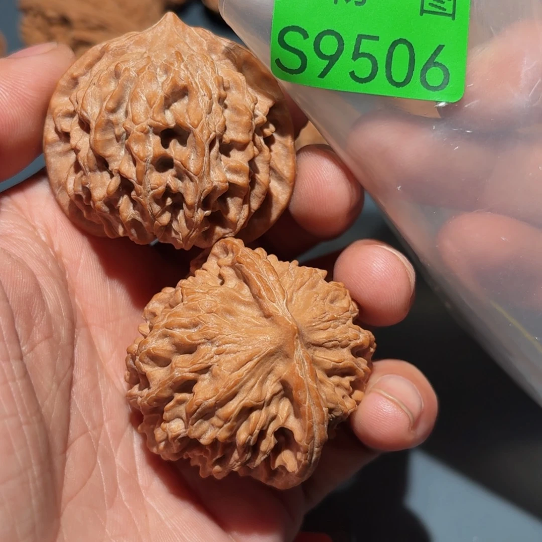 文玩核桃吊坠红红珊瑚