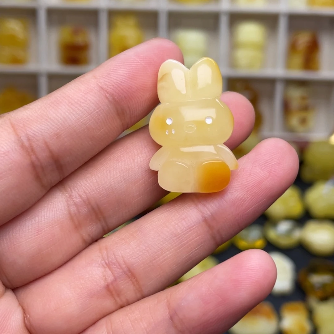 琥珀颈饰未镶嵌35克价的兔子
