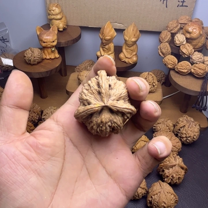 一***叁吊坠桃核白狮子三棱有黄