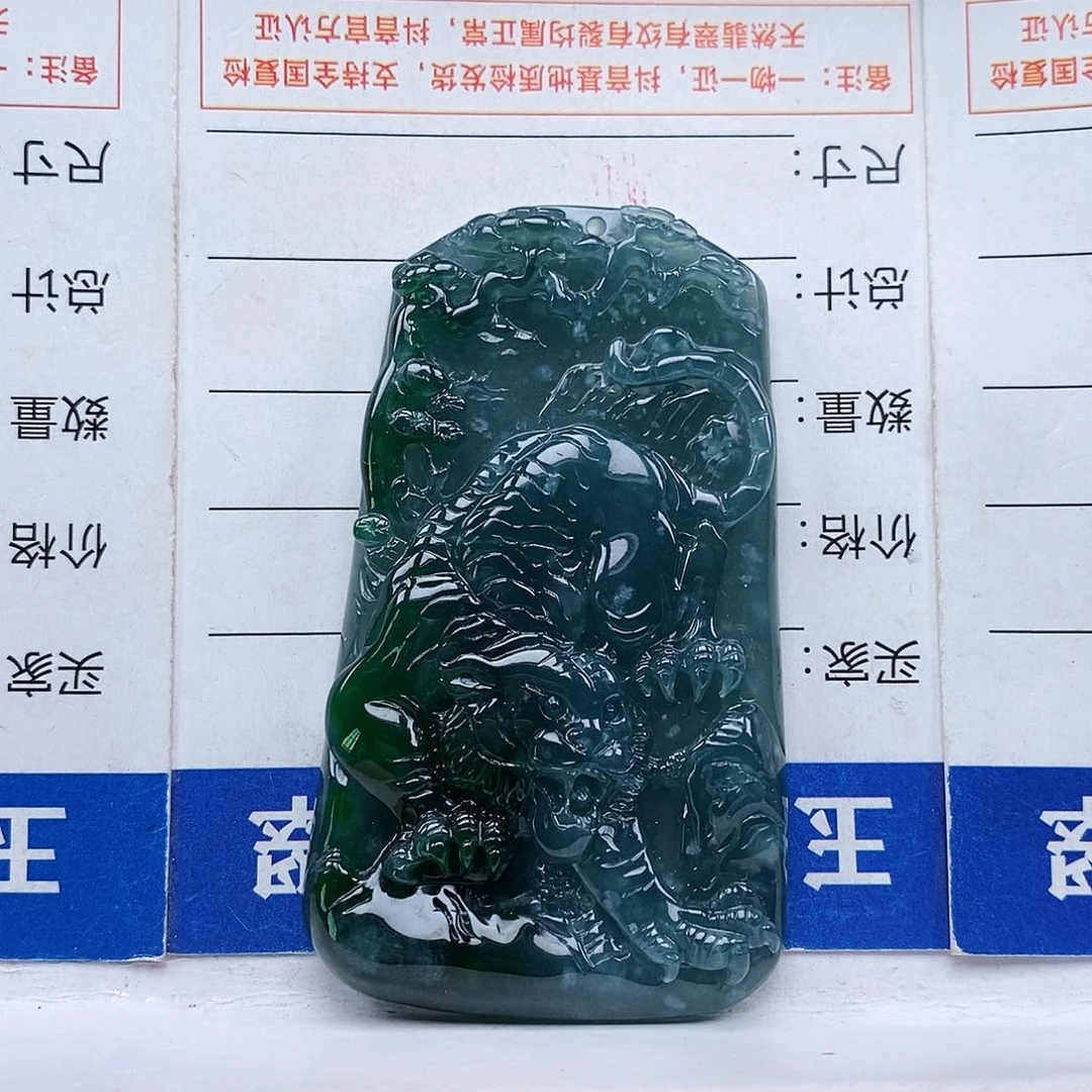 翡翠未镶嵌颈饰下山虎