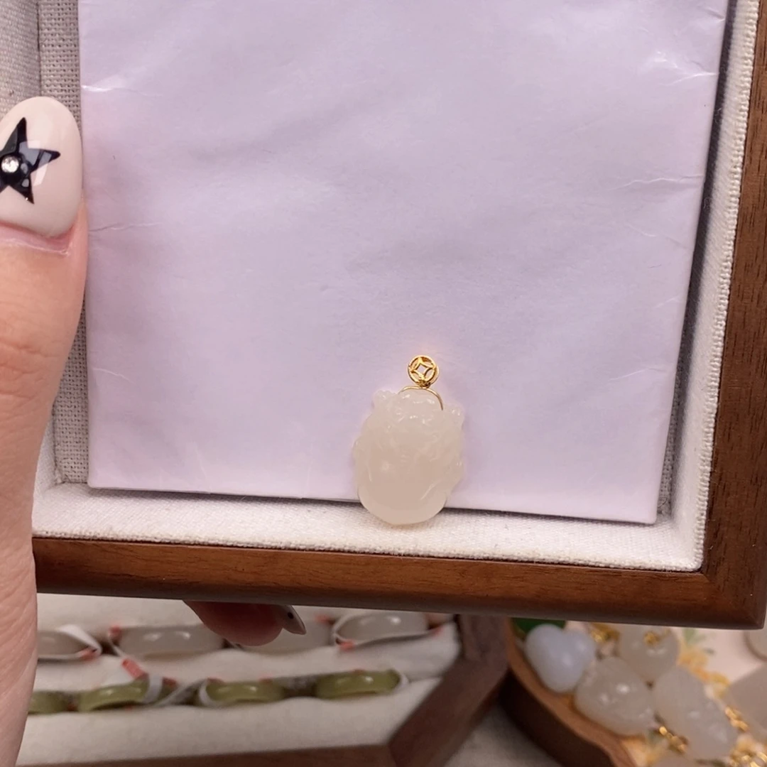 颈饰18K金镶嵌和田玉貔貅