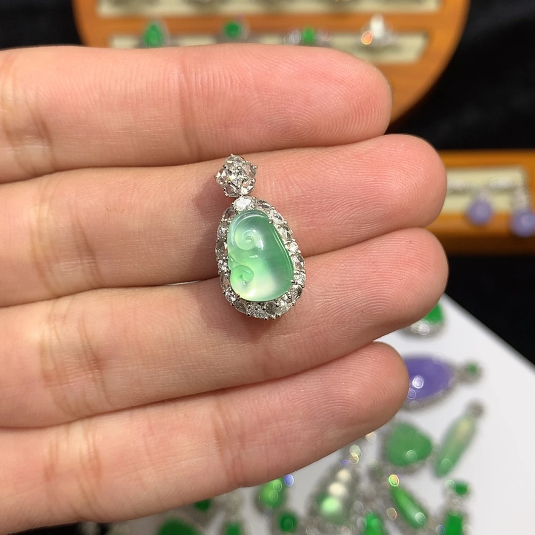 翡翠吊坠(不含链)18K金镶嵌绿如意