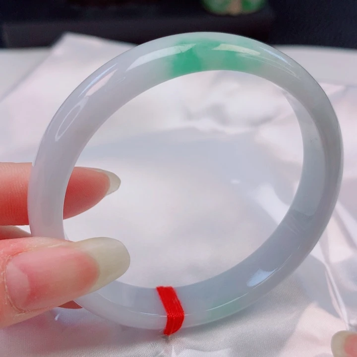 翡翠手镯未镶嵌55圈