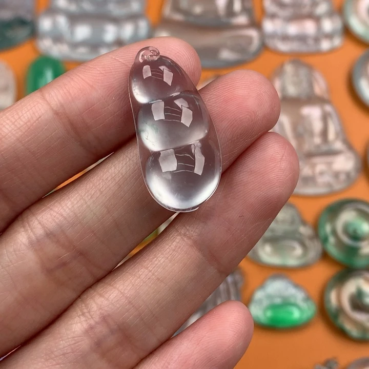 翡翠挂件未镶嵌….