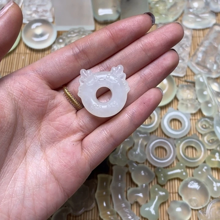 蛇纹石玉颈饰未镶嵌