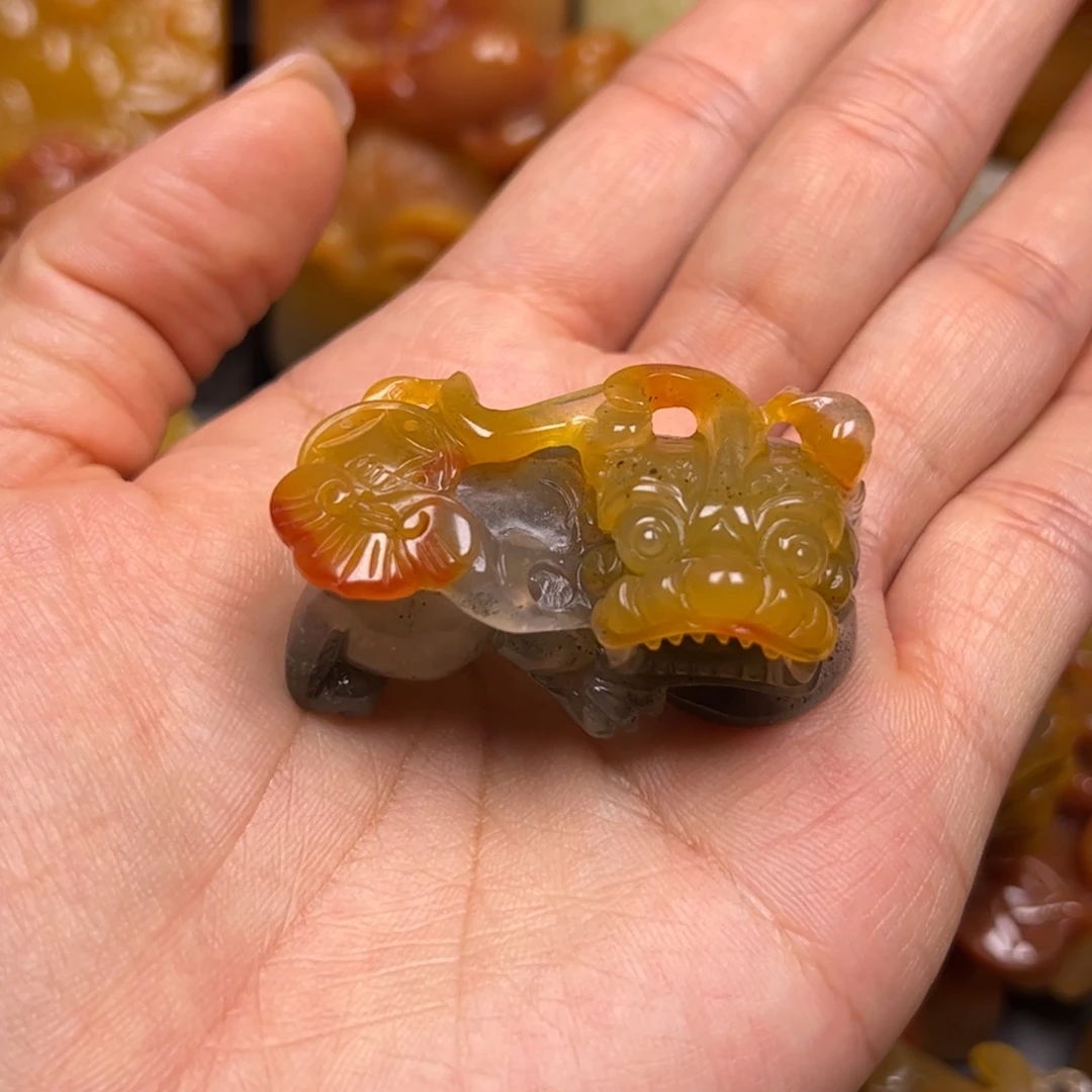 石英质玉（黄龙玉）未镶嵌颈饰