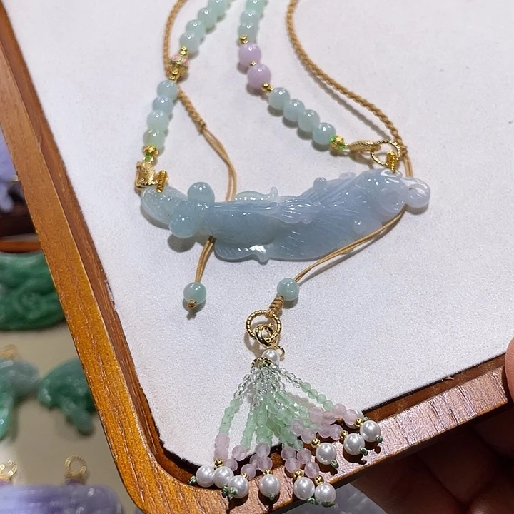 翡翠未镶嵌颈饰月**兔翡翠吊坠