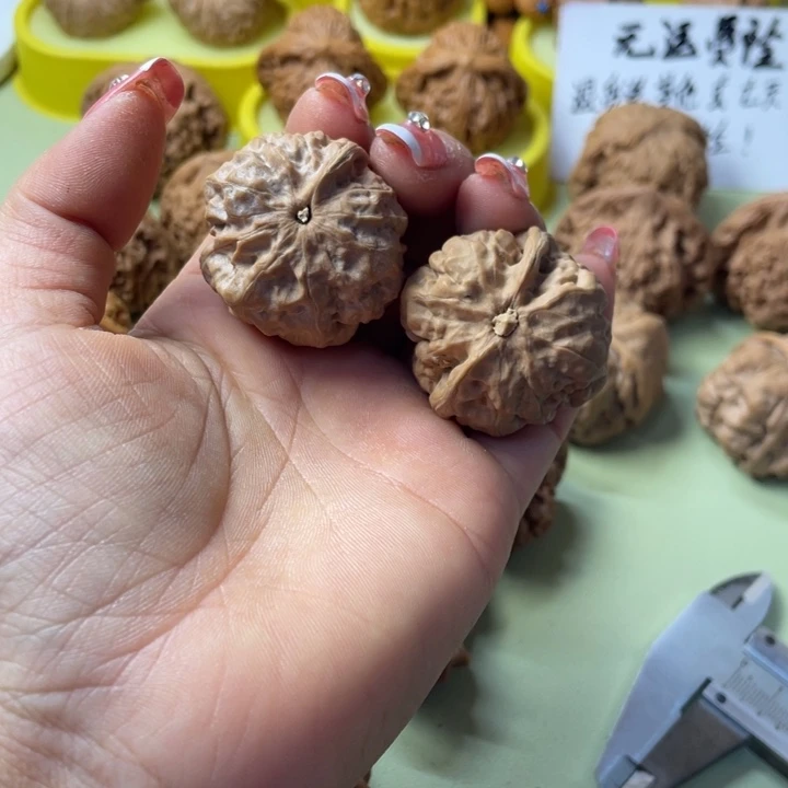 月***月手把件雕刻核桃一根筋