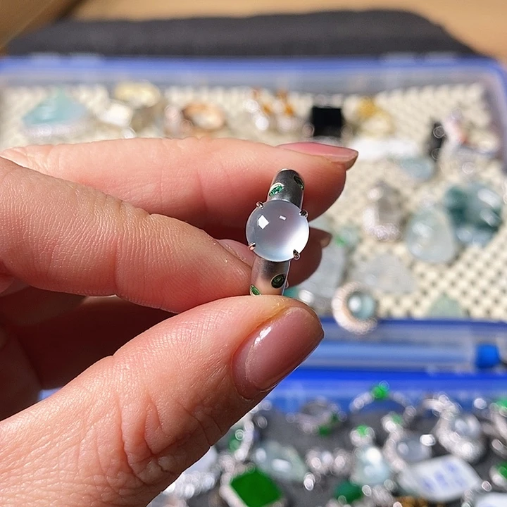 翡翠颈饰18K金镶嵌戒指