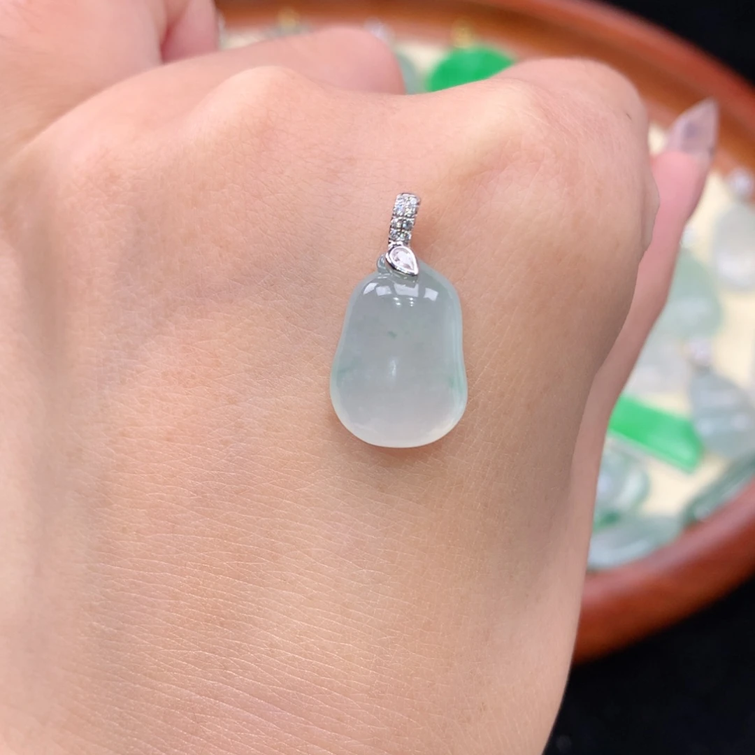 颈饰18K金镶嵌翡翠?****天然缅甸A货翡翠福瓜