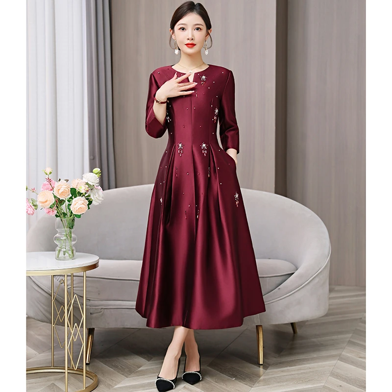 2025秋冬酒红色婚礼妈妈婚宴会礼服喜婆婆敬酒连衣裙修身洋气裙子