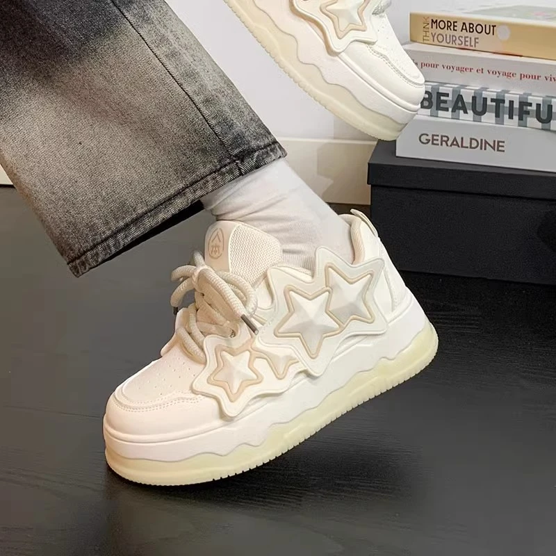 人本星星板鞋女款2025春季爆款小白鞋厚底增高设计感学生休闲鞋子
