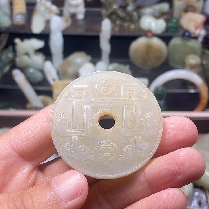 用***4和田玉（糖玉）未镶嵌颈饰