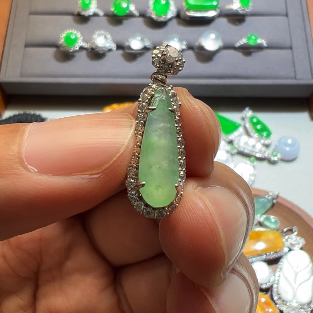 吊坠(不含链)未镶嵌翡翠