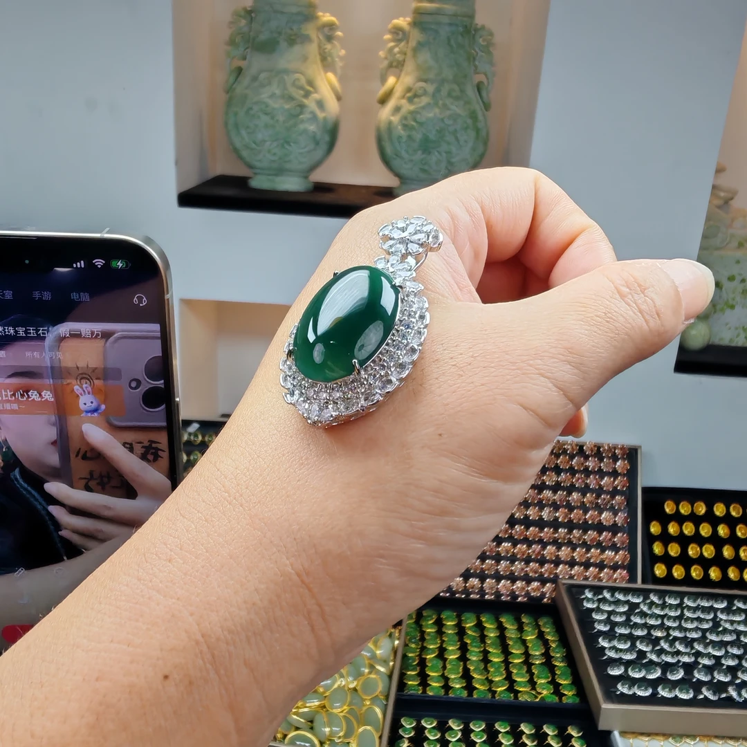 翡翠上品精美深色鸽子蛋吊坠