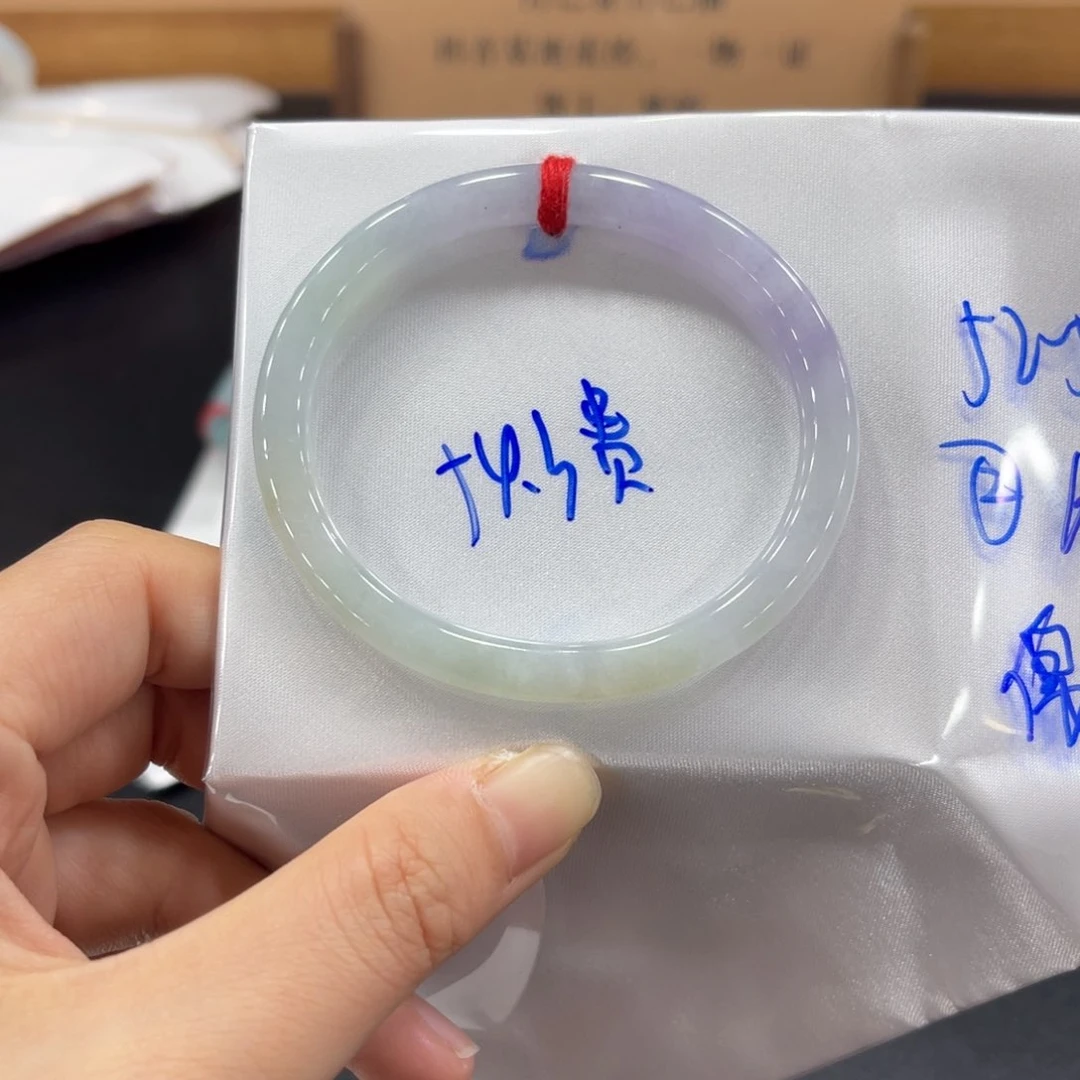 翡翠手镯未镶嵌翡翠