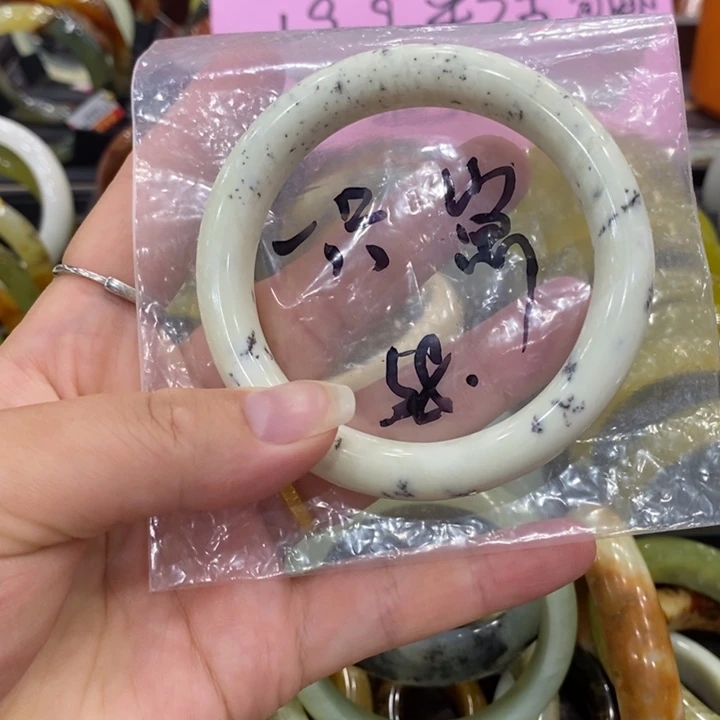 蛇纹石玉未镶嵌手镯?****