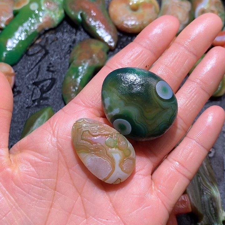 石英质玉颈饰未镶嵌小*人