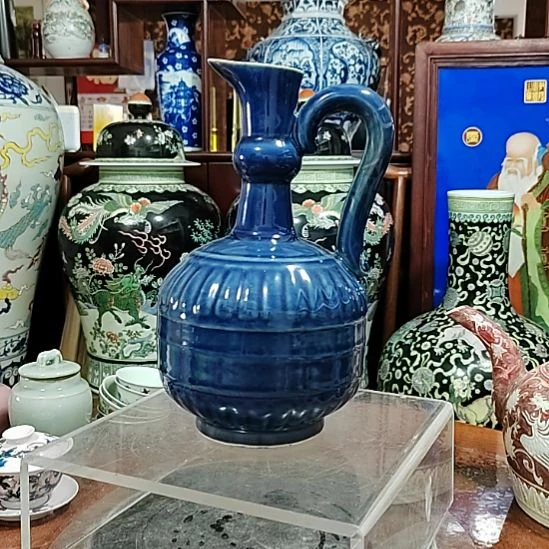 摆件祭蓝花浇壶一个