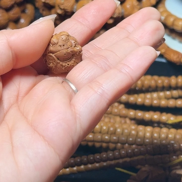 手串桃核三足金蟾