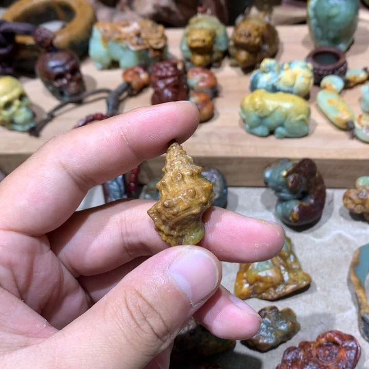 未镶嵌岫岩河磨玉（透闪石质玉）挂件