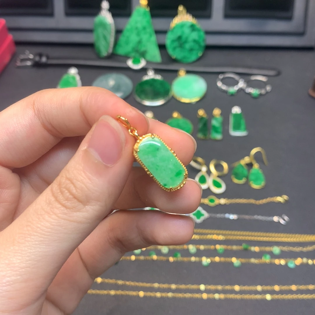 翡翠未镶嵌颈饰有纹裂