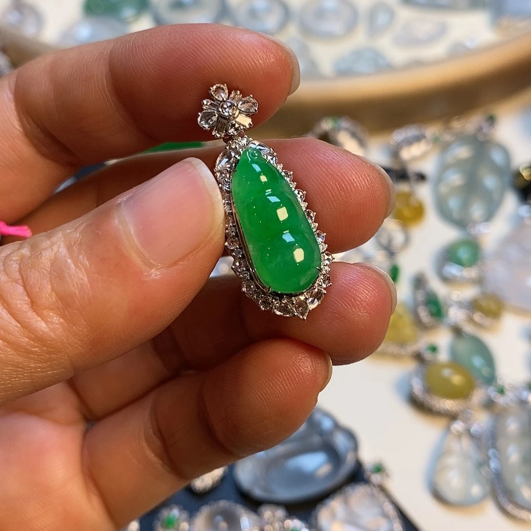 翡翠颈饰18K金镶嵌福豆