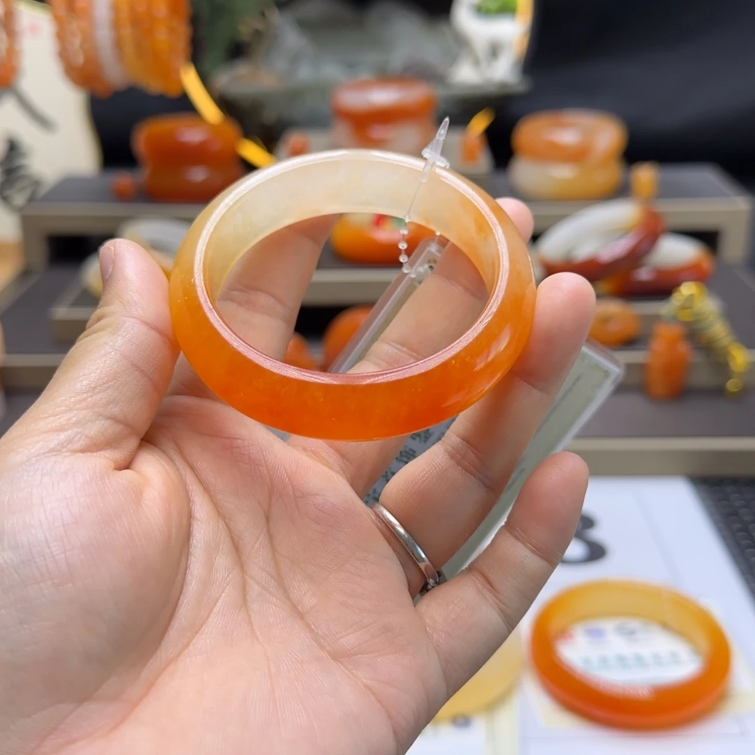 じ***嬿未镶嵌石英质玉（黄龙玉）手镯