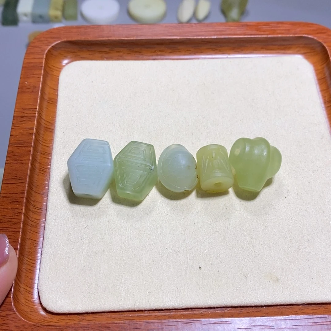 蛇纹石玉颈饰未镶嵌暖**Y