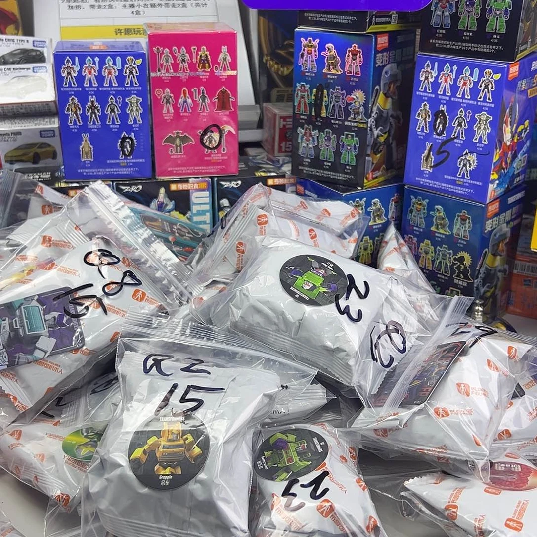 塑料变形金刚炫卡斗士系列