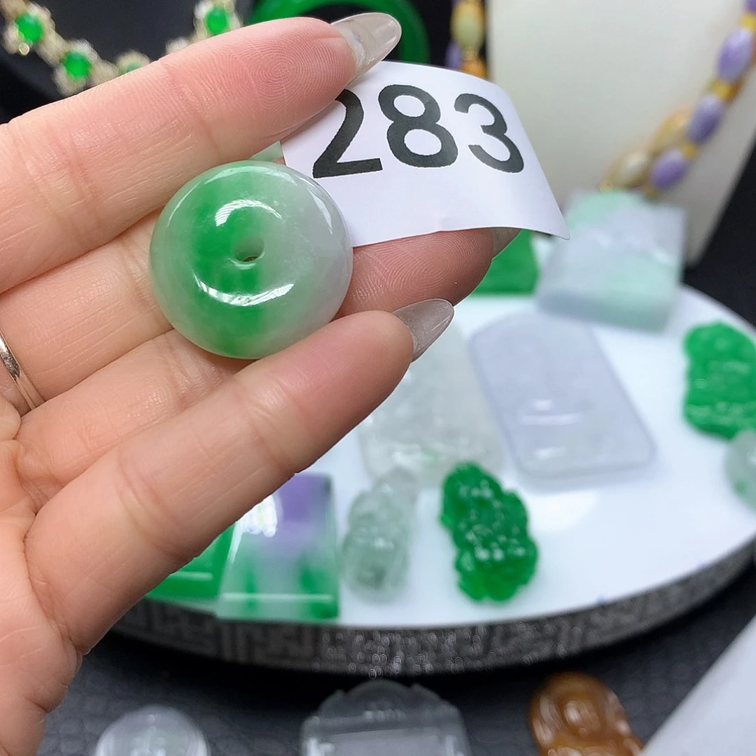 翡翠吊坠(赠链)未镶嵌