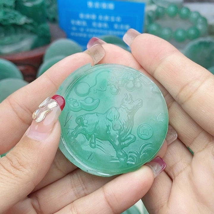 未镶嵌定制石英质玉（非洲翠）牛*