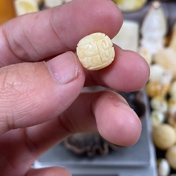 琥珀裸石未镶嵌我