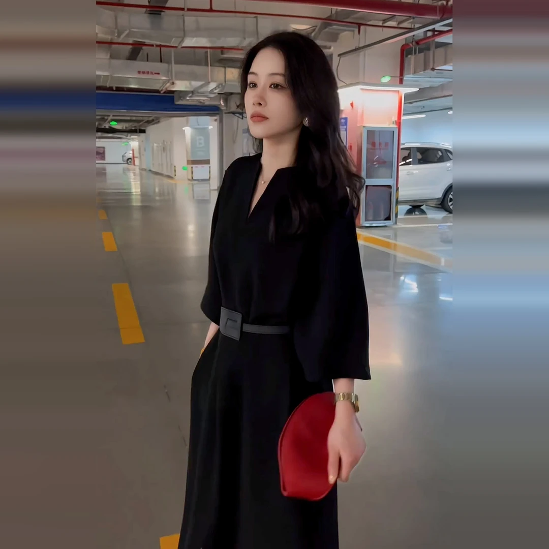 2025新款清冷系禅意穿搭v领连衣裙子女秋冬季气质高级感收腰长裙