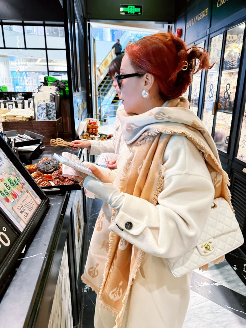 【胡子小妞】仿羊绒艾特莱斯花纹围巾 251066