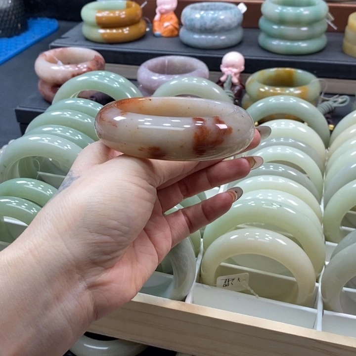 未镶嵌手镯石英岩玉