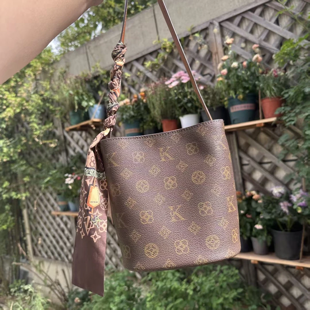 【思语店铺】新款斜挎手提单肩多隔层小水桶