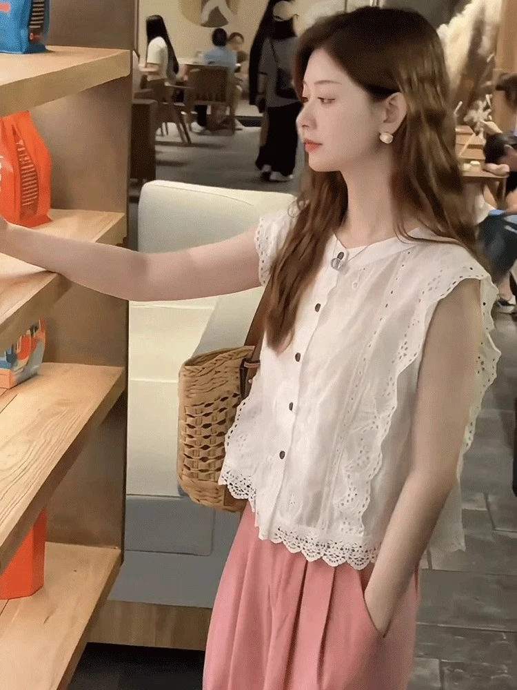 无袖蕾丝花边镂空衬衫女夏季新款气质减龄休闲百搭小飞袖透气上衣