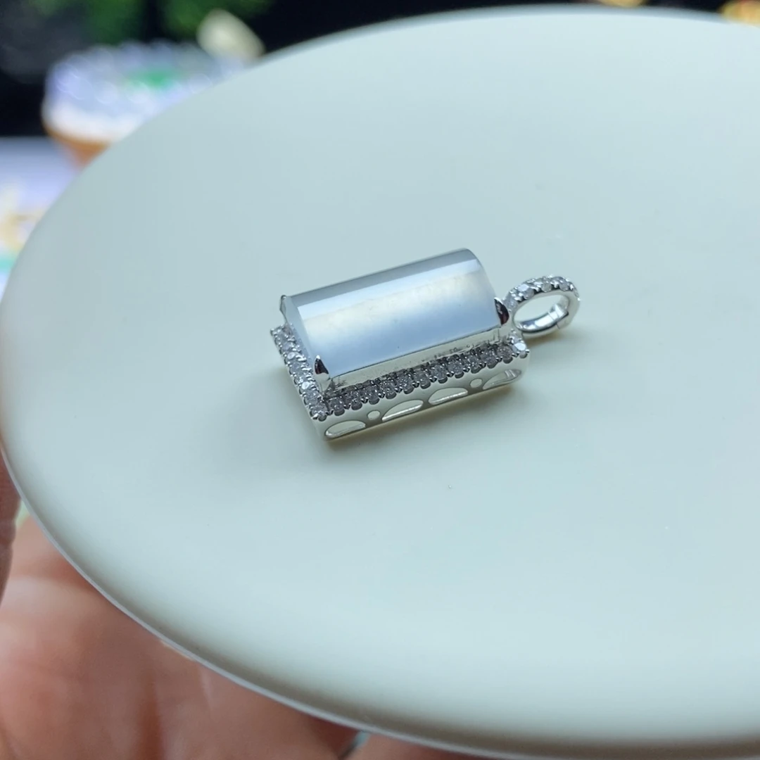 翡翠颈饰18K金镶嵌高冰平安无事牌