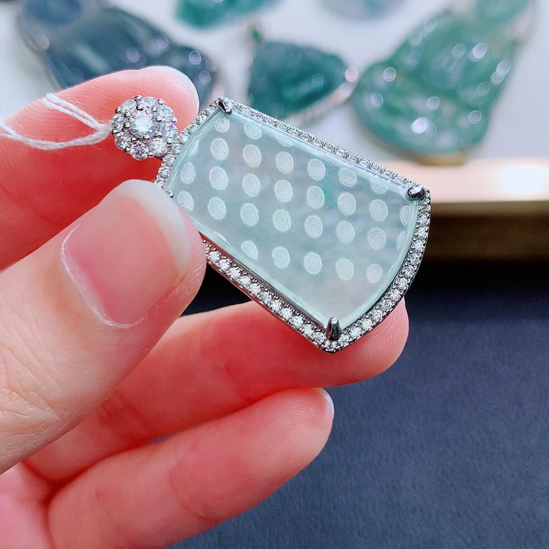 翡翠挂件未镶嵌翡翠