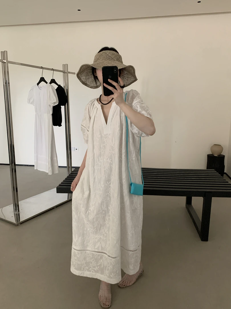 浮雕刺绣V领长裙连衣裙夏季薄款V领连衣裙白色显瘦宽松韩版纯色