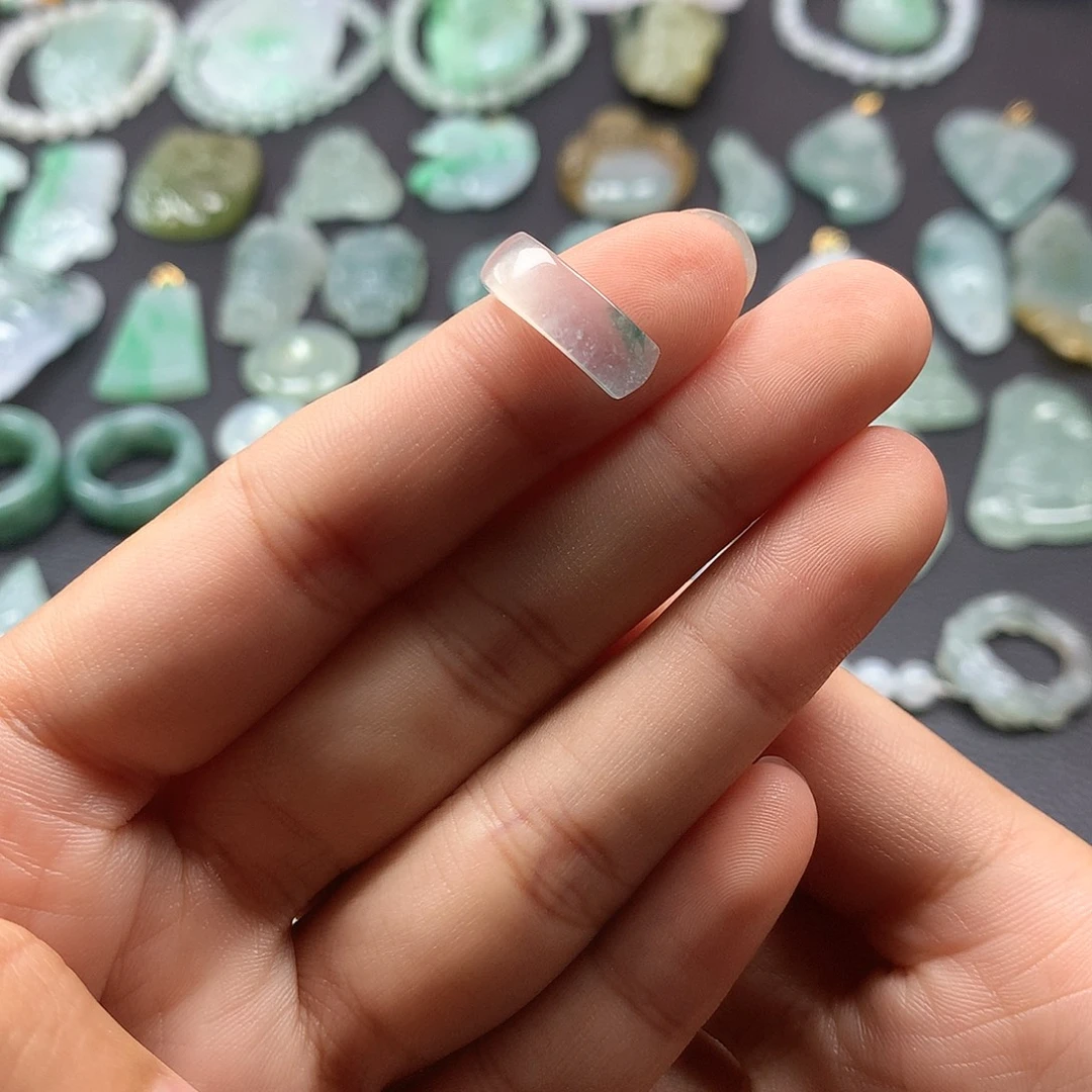 翡翠未镶嵌颈饰马鞍戒